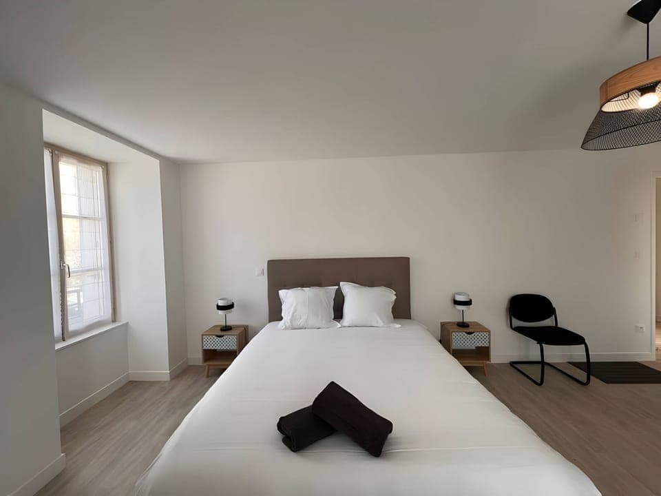 "King Size Bed - L'Orne Saosnoise"