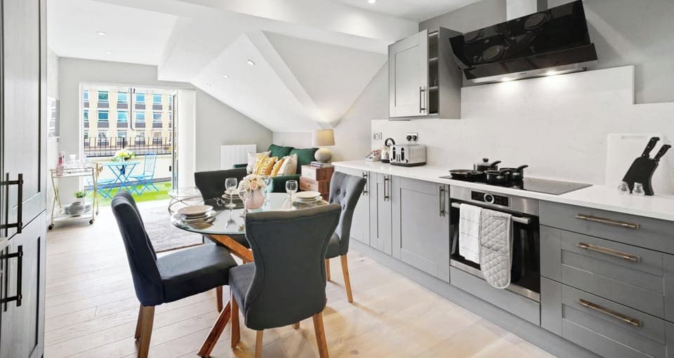 FULLY EQUIPPED OPEN-PLAN KITCHEN AND DINING