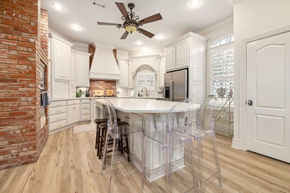 When you're not indulging in Fayetteville's awesome food scene, you'll be able to whip up your favorite dishes in our fully stocked kitchen and dine in our formal dining space.