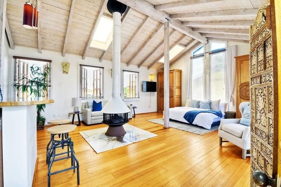 High ceilings and French doors that open right out to the balcony. Enjoy the great ocean views, picture perfect sunsets,  and cool  ocean  breeze.