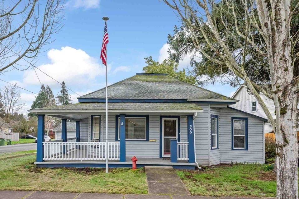 This historic rental is right next to downtown Newberg. Wine tasting, antiquing, fine dining, live music, and more are just a short walk away.