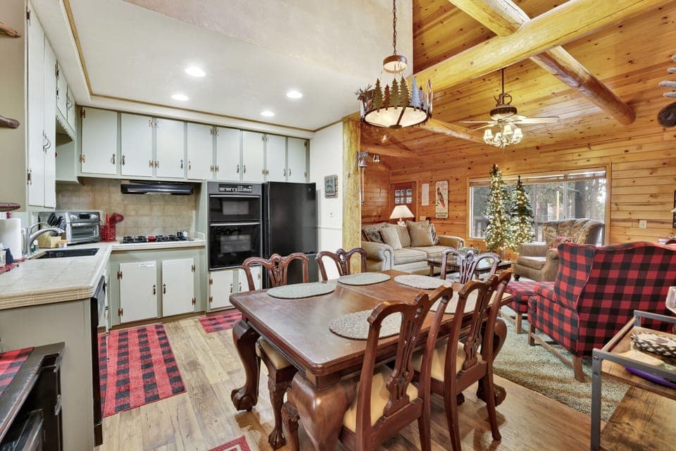 Bright dining space adjacent to the kitchen, modern décor, and cozy layout perfect for family dinners and gatherings.
