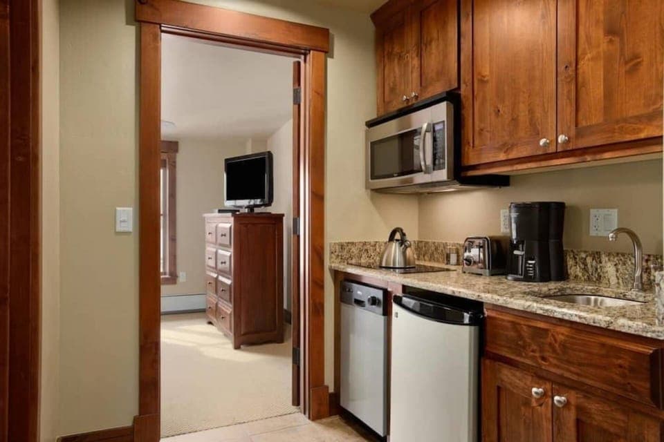 Well equipped kitchenette in guest bedroom.