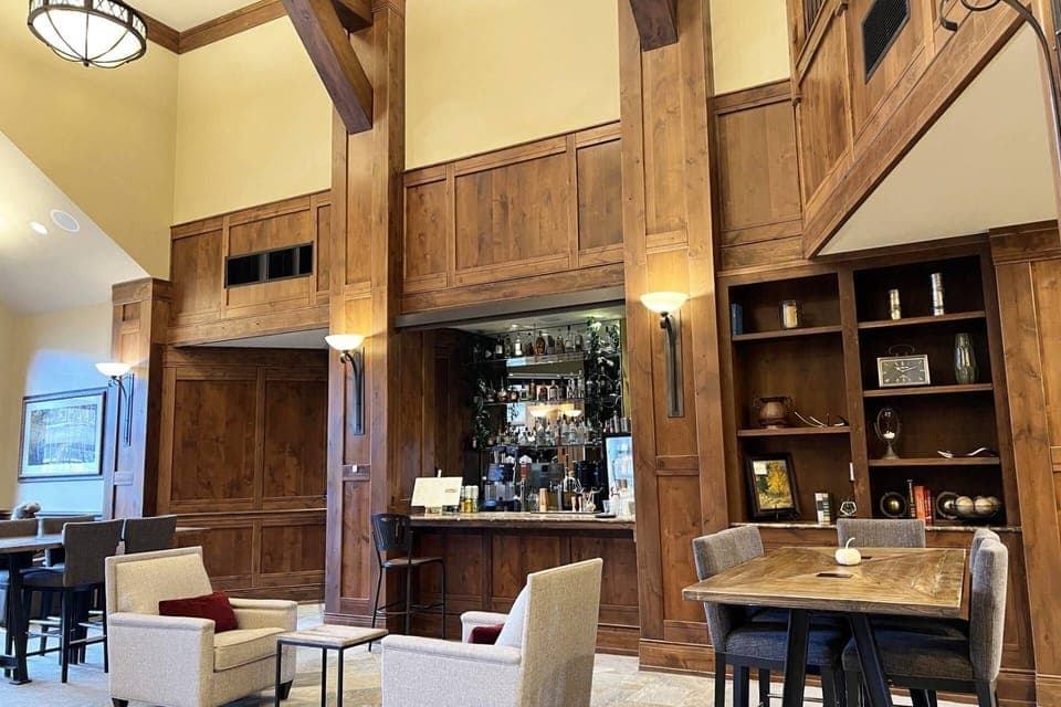 Bar and tables in the lobby to enjoy some family time with board games and books.