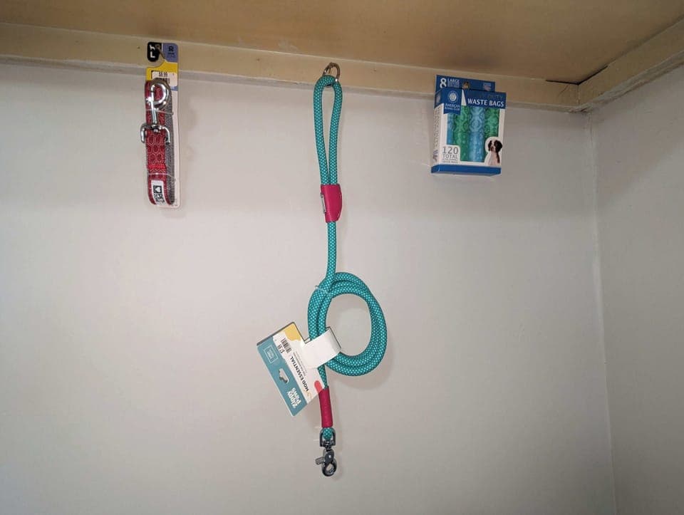 Extra leashes and waste bags are provided if you decide to take your furry friends for a walk. With these essentials on hand, you can easily enjoy a stroll without worrying about forgetting anything!