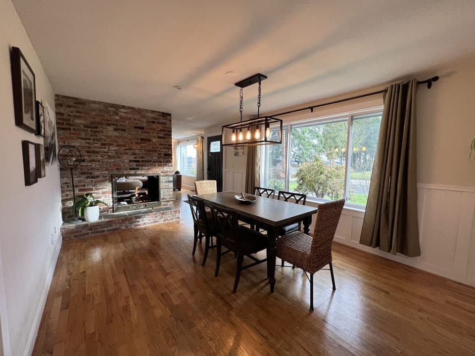 Enjoy your delicious meals or an evening with board games by the fireplace. 