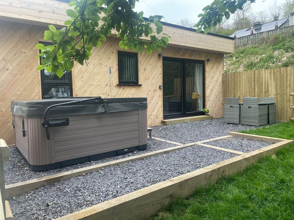 Hot Tub / whirlpool bath (Outdoor)