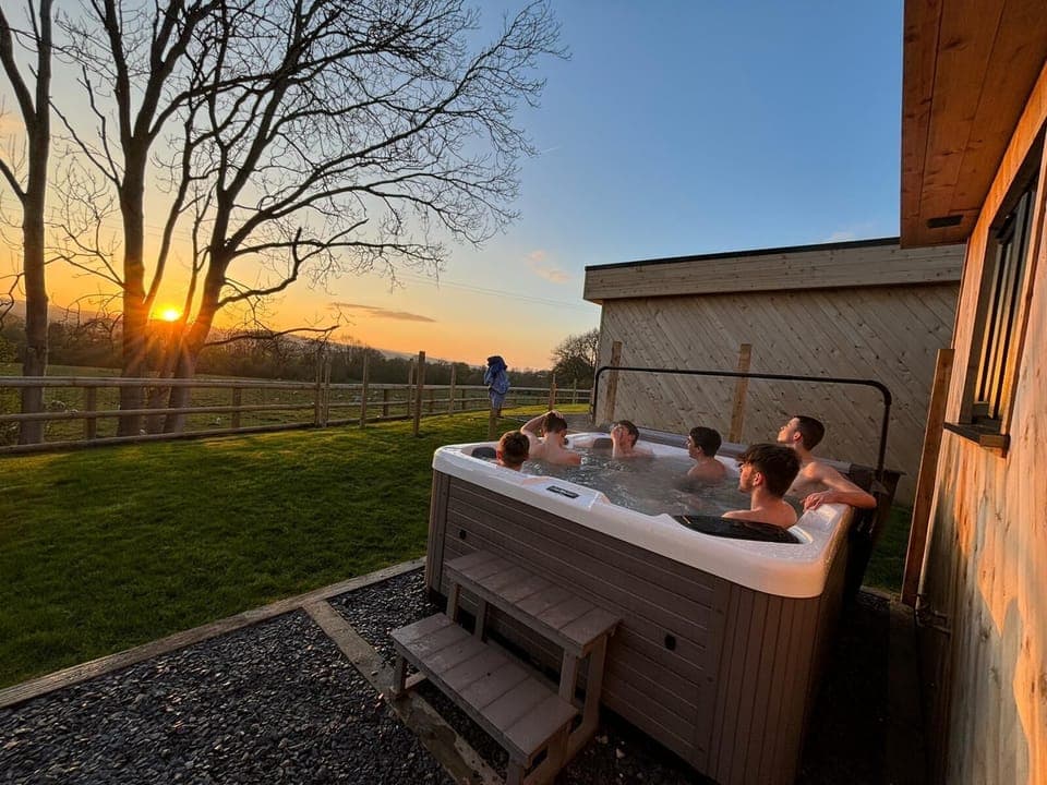 Hot Tub / whirlpool bath (Outdoor)