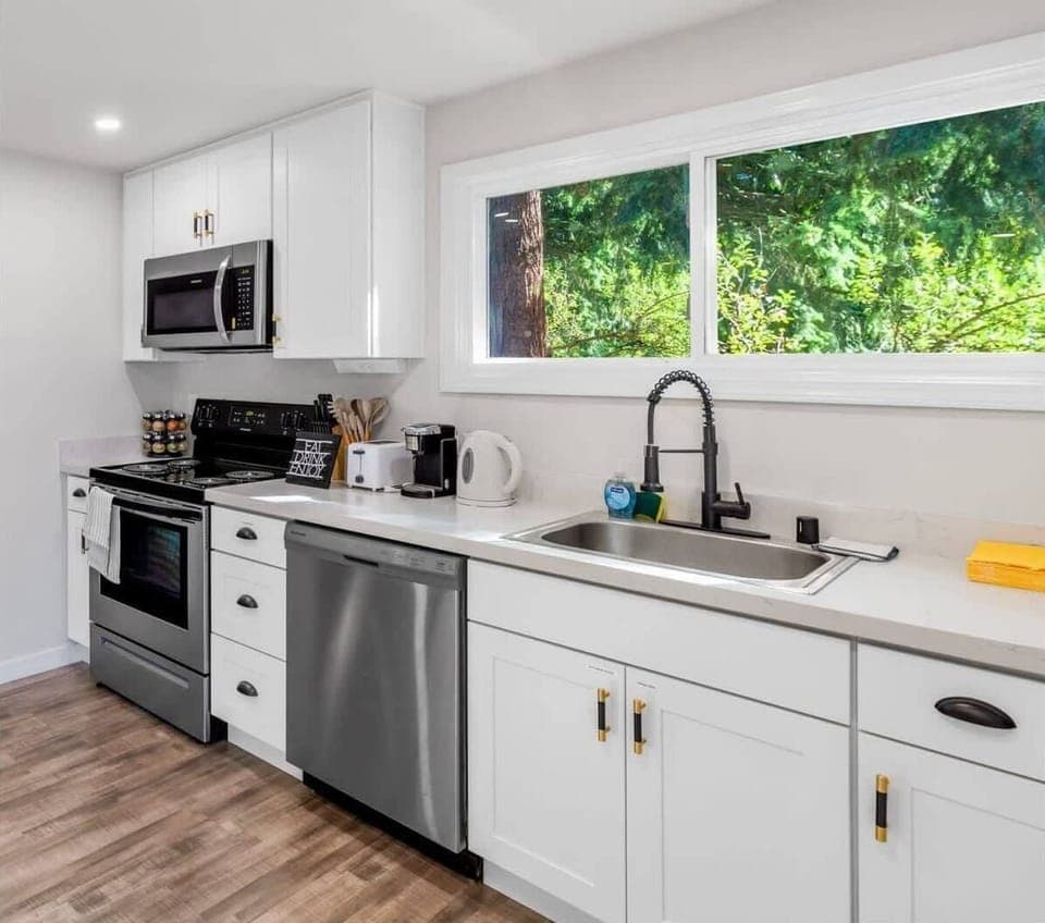 Everything is the kitchen is new! It's well equipped.