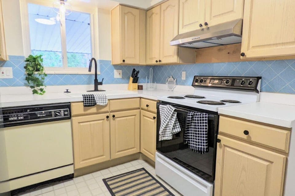 This kitchen is a marvel of space-saving design, offering everything you need in a stylish, compact layout. It's perfect for whipping up anything from a morning coffee to a light meal, all in a contemporary setting.