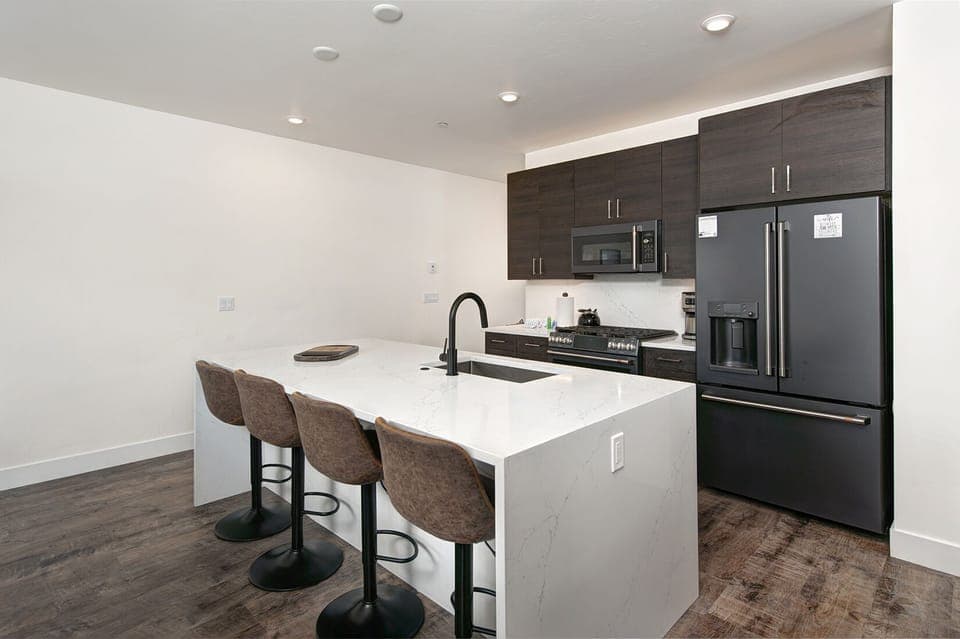 Bar area and full kitchen.