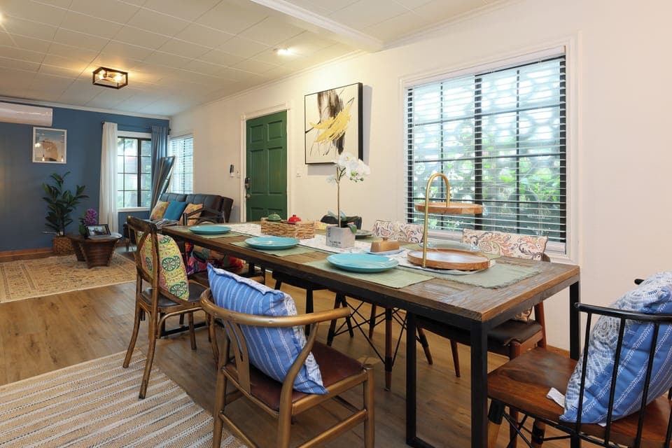 Cozy 6-seater dining area opens into the living room with style.