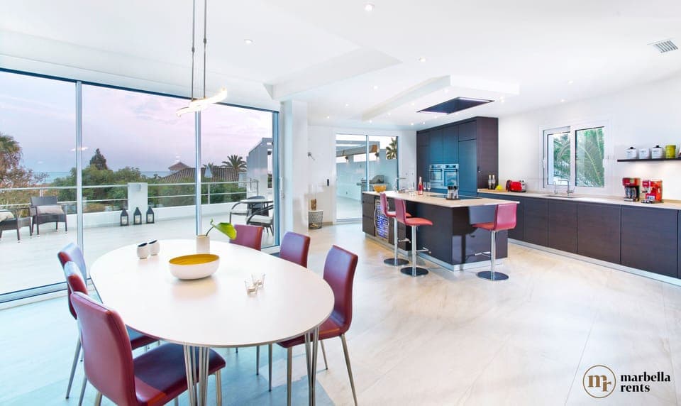 Fully equipped kitchen with breakfast bar.