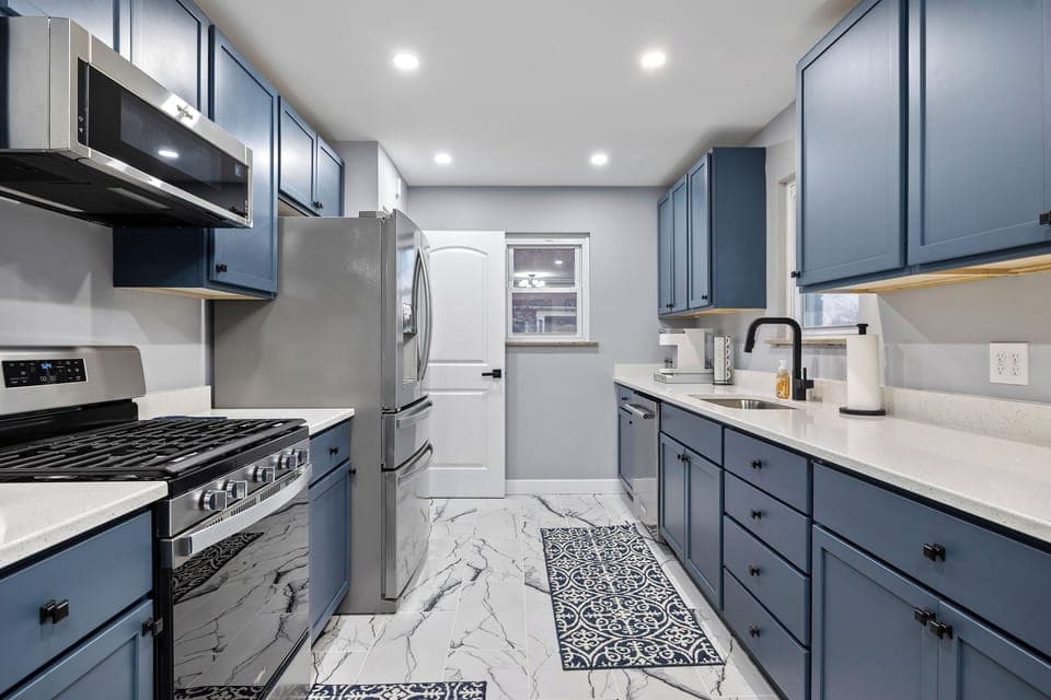 Fully equipped kitchen with dishwasher and appliances