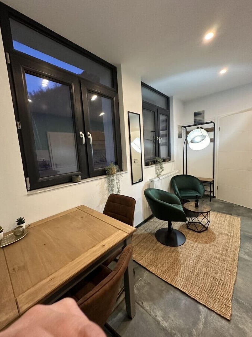 Wohnküche mit Leseecke und Esstisch