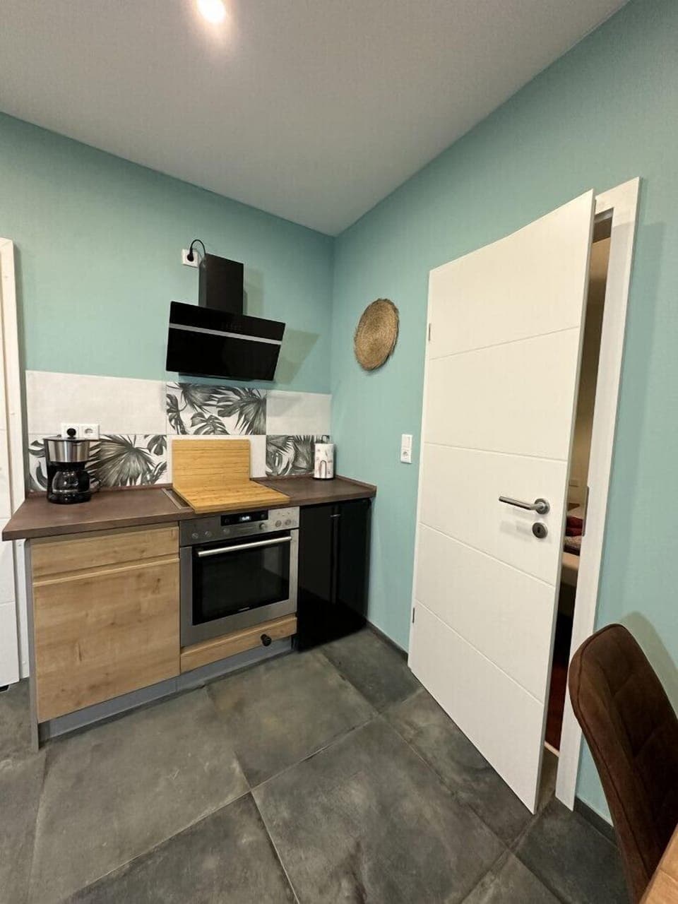 Sehr umfangreich eingerichtete Küche