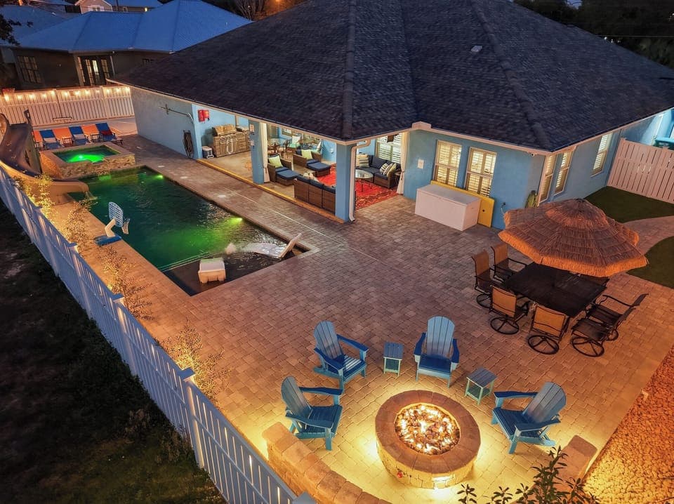 Backyard Oasis-pool/spa/slide/firepit/sportcourt/kids tower/patio/dining/kitchen