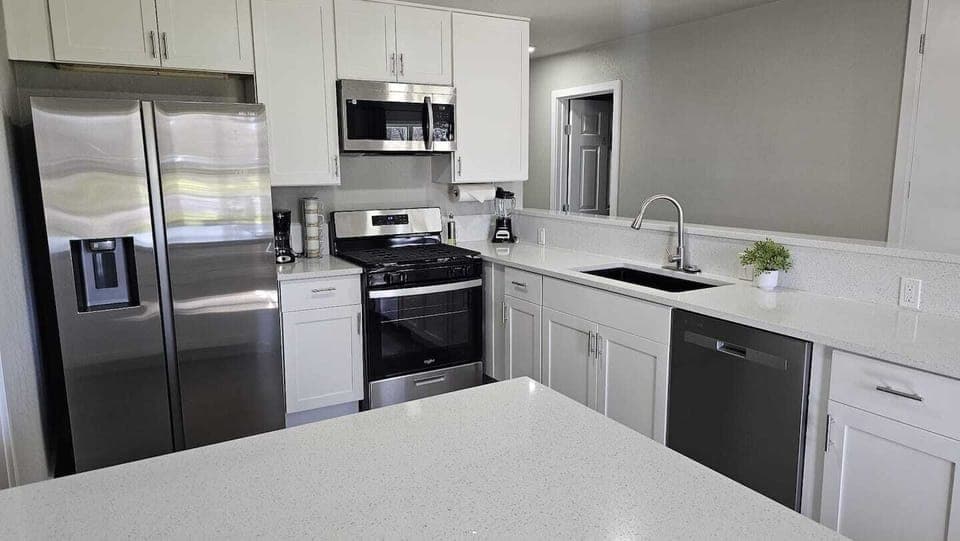 The kitchen is designed to meet all your needs, offering a functional and inviting space where you can easily prepare your favorite dishes.