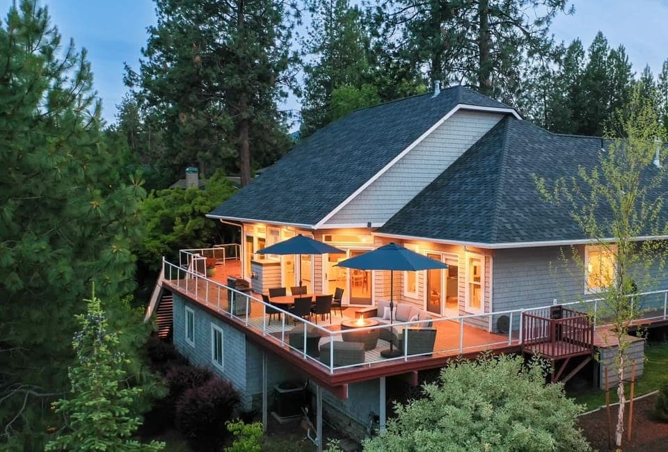 Spacious luxury home on the Spokane River.