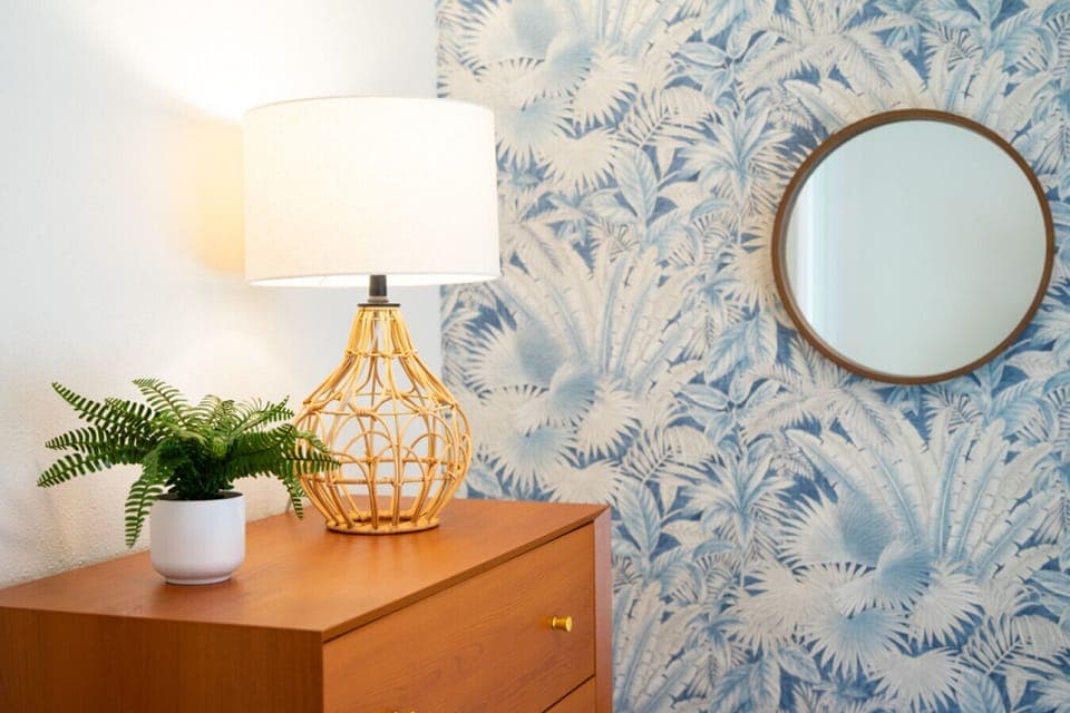 Fun meets function in this stylish bunk bed room, perfect for kids or young adults to unwind after a day at the beach. Twin bed on top and full bed on bottom to comfortably sleep 3.