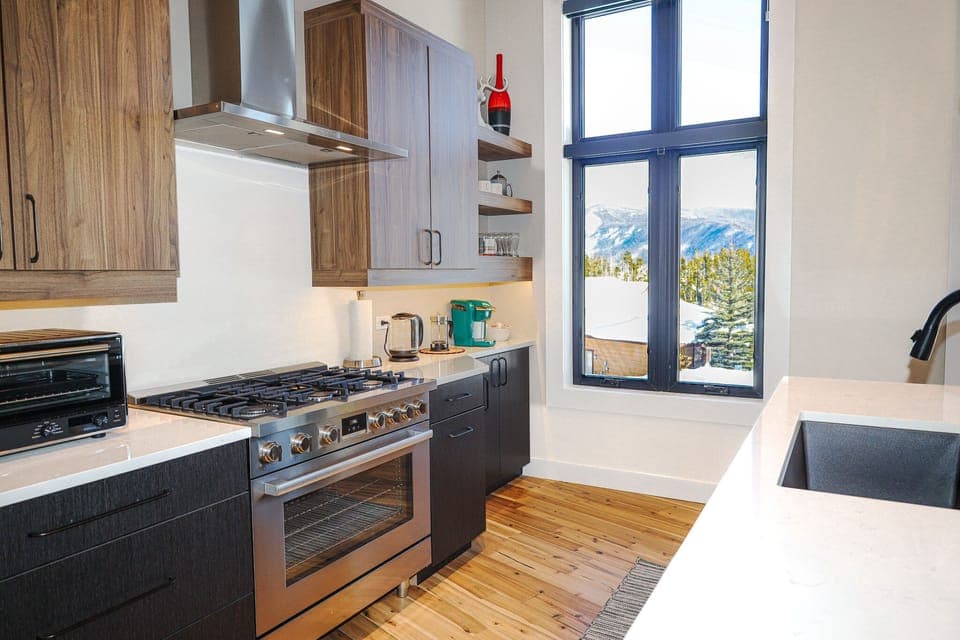 Kitchen w/ Gas Stove