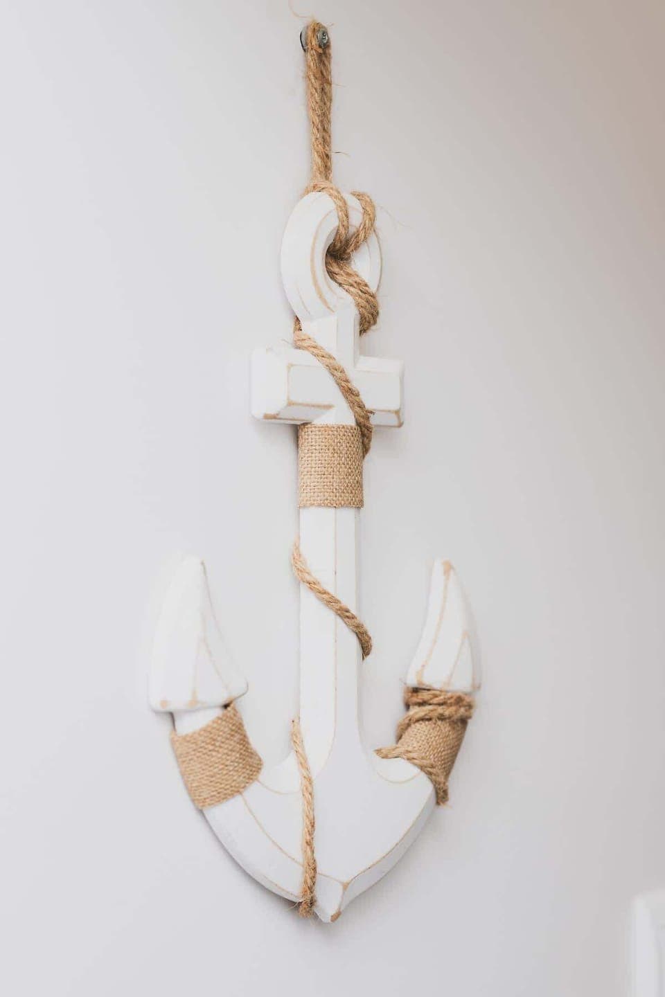 An anchor-shaped wall decoration that adds a great atmosphere.
