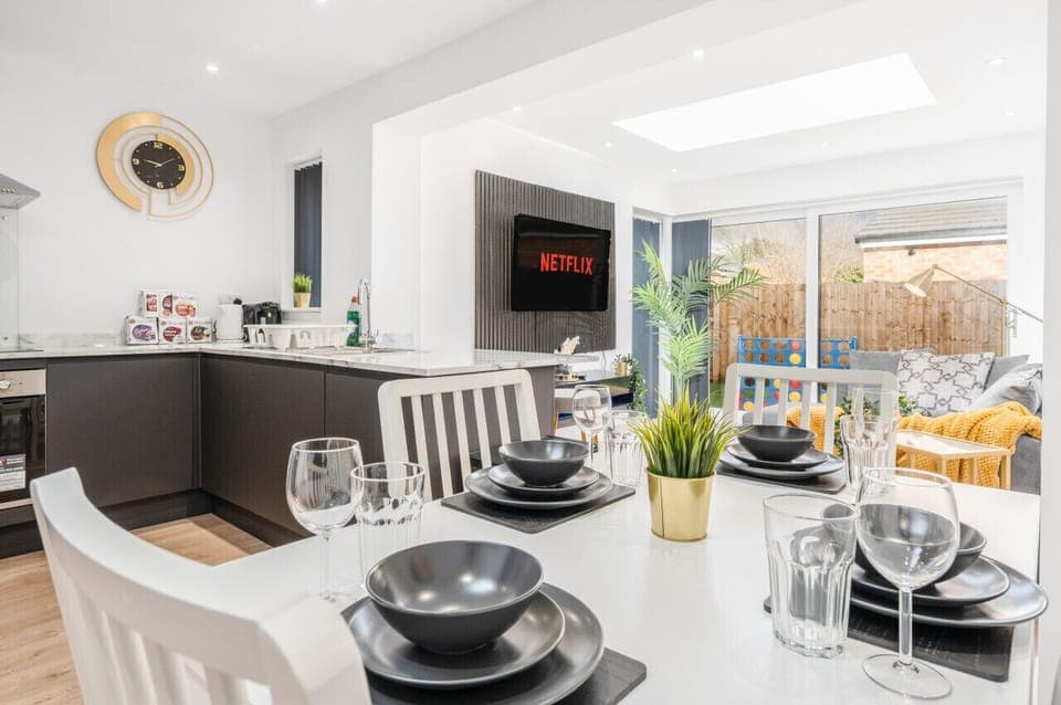 Kitchen/diner - Fully equipped with cooking equipment perfect for families. Appliances such as washer, Dryer, fridge freezer, Dish washer, microwave,  oven, Coffee Machine, water filter, Toaster all Free & available for your use