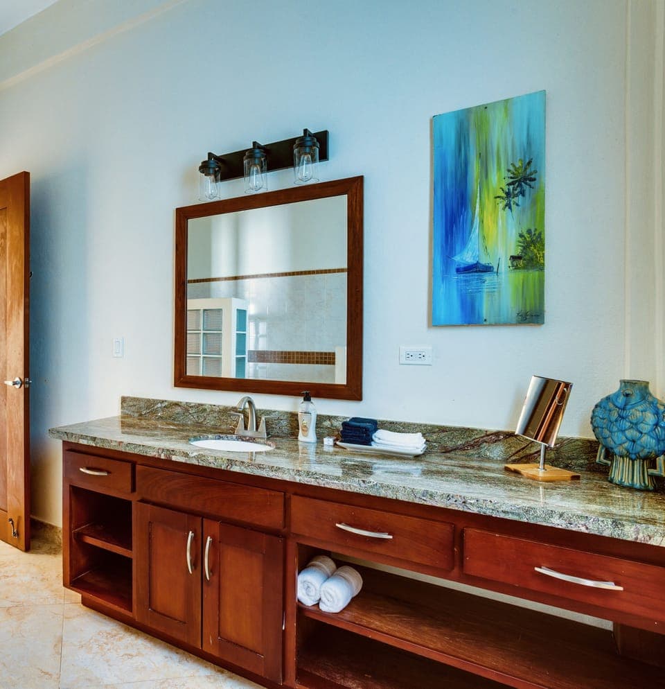 First-floor Bedroom 3&4 shared full bathroom