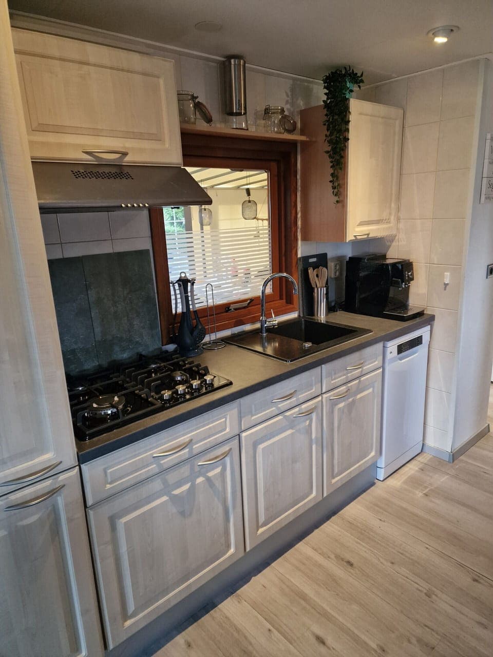 The kitchen of the accommodation at holiday park Klein Vink E11 - EEZZ