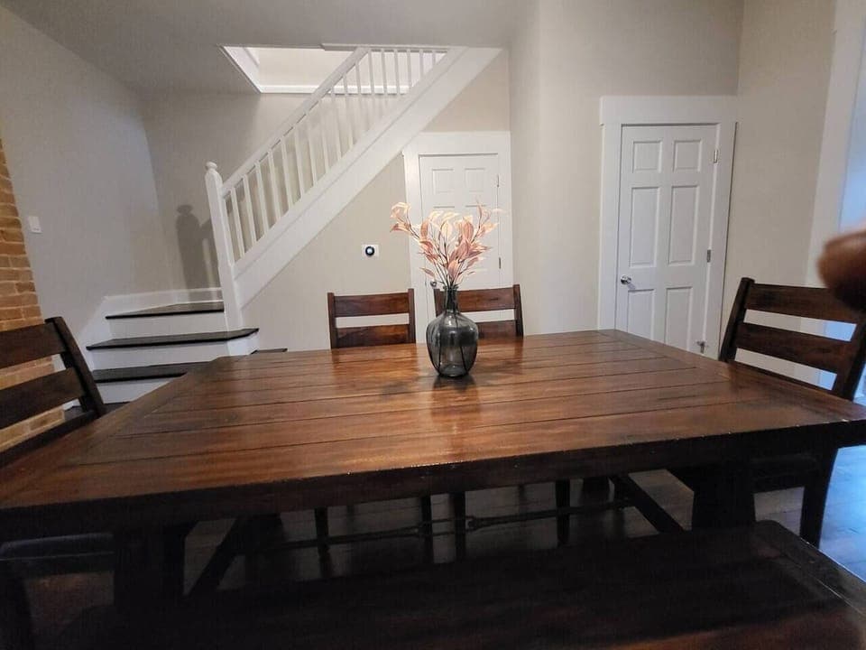Dining room table with 4 chairs and bench seating. 