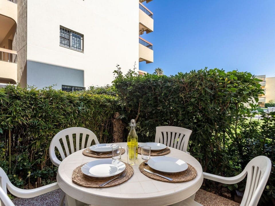 Sky, Water, Building, Property, Daytime, Swimming Pool, Window, Blue, Azure, Architecture