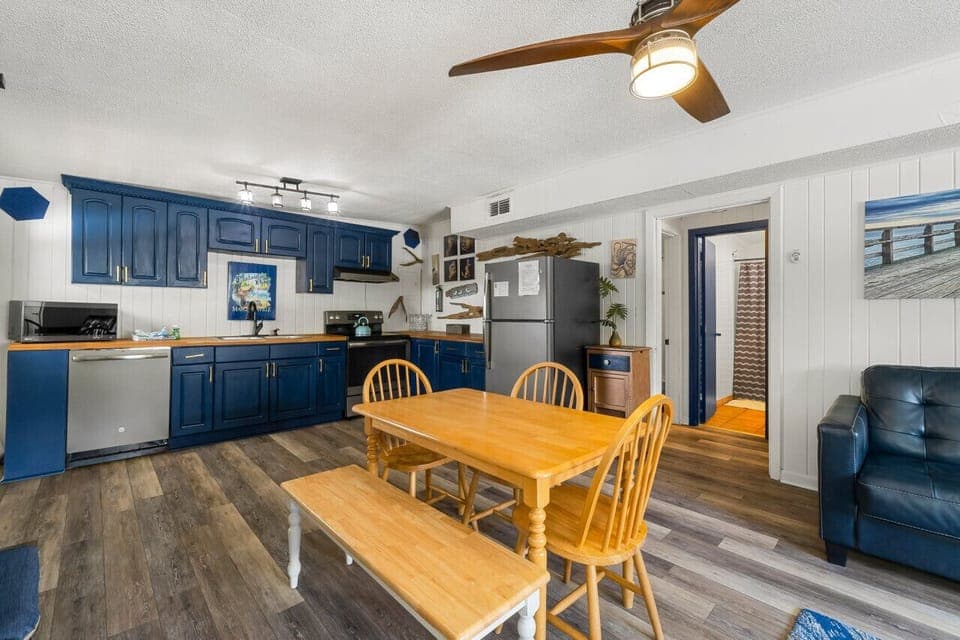 Eat-in Kitchen