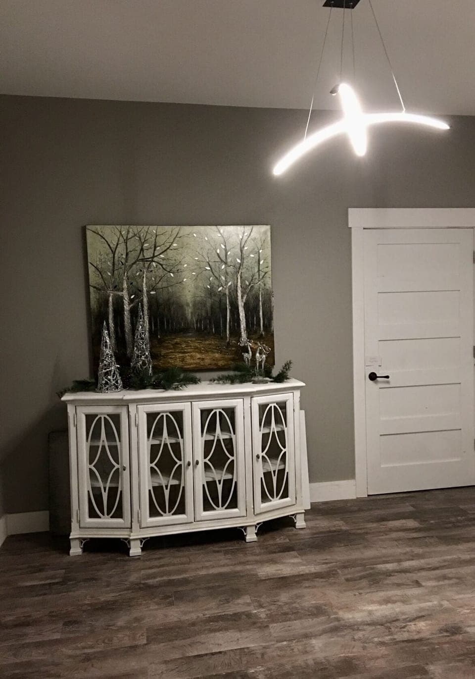 A spacious entry hall gives you space to store extra things. 