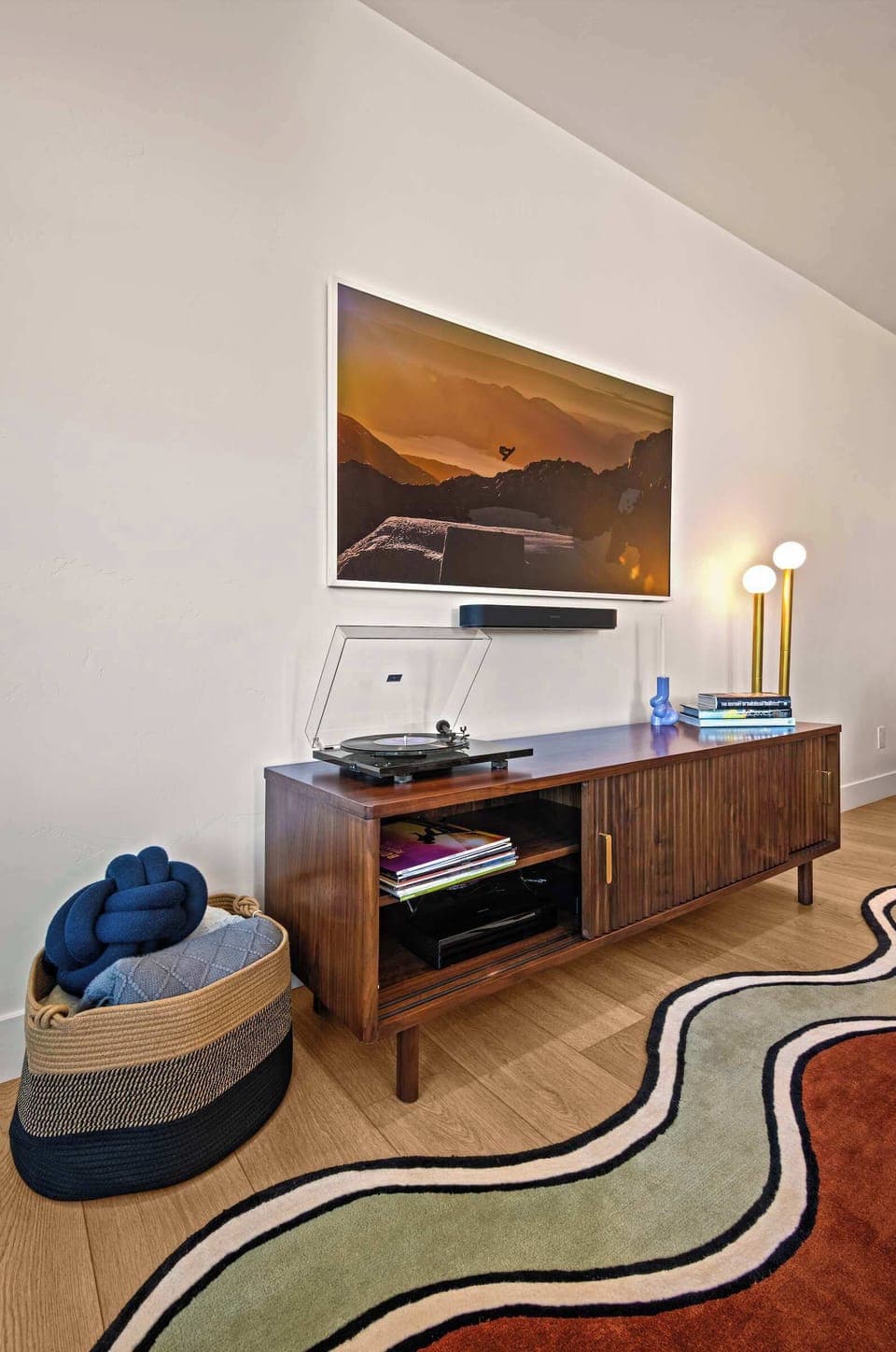 Music lovers will appreciate the SONOS sound system. Whether you put on a record or stream from your phone, enjoy music throughout the main level, enhancing the atmosphere of your luxurious stay.