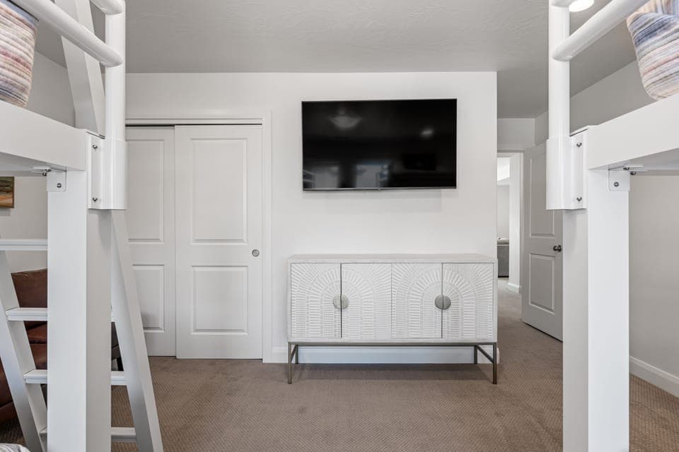 Bunkroom Closet and TV