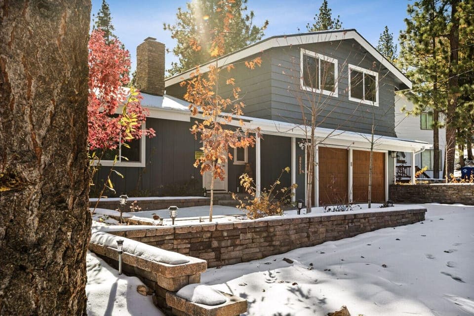 Welcome to our Lakeside Paradise Escape!