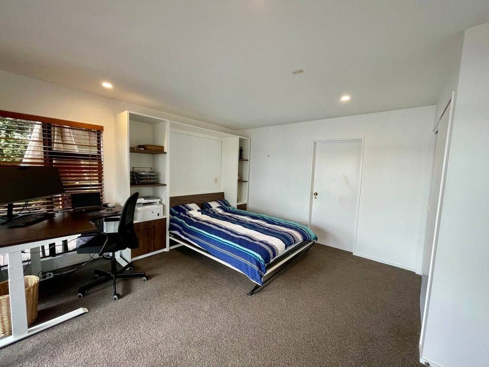 Bedroom/ Home Office