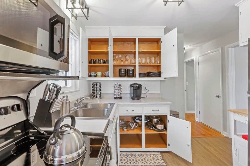 Fully stocked kitchen!