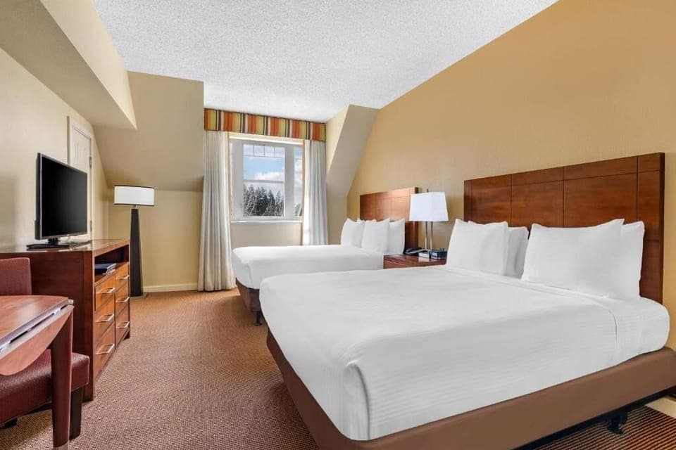 Unit with 2 Queen size beds. Exact unit will be assigned upon arrival. Views, colors and decor may vary.