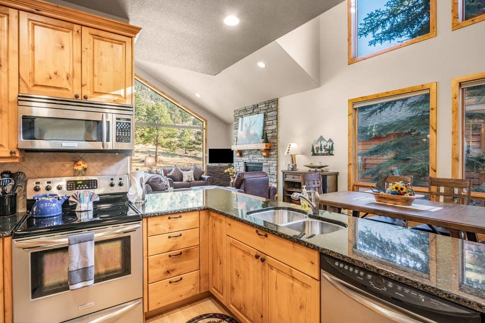 Fully equipped furniture, beautiful furnishings, glass top stove, dishwasher. microwave, refrigerator.
