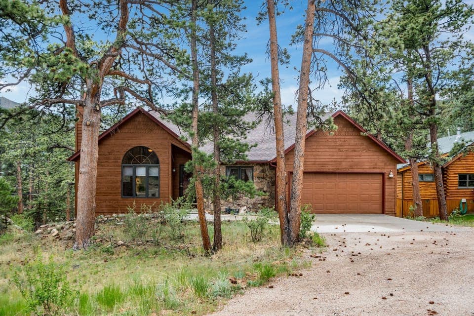 Heavenly Pines Estes Park, Driveway to the main entrance of the home. Parking available for 3 vehicles. 