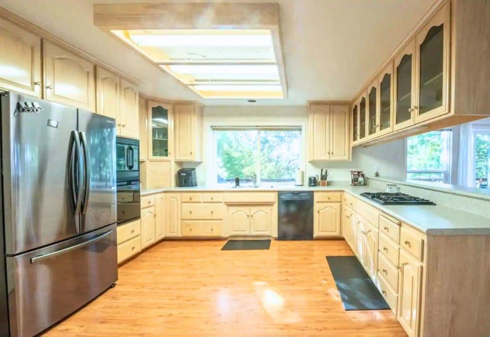 Large Kitchen with Tons of Counter and Cabinet Space