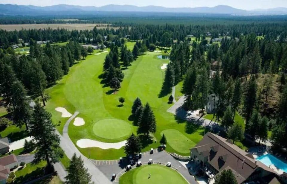 Twin Lakes Golf Course is about 15 minutes away, and others nearby!