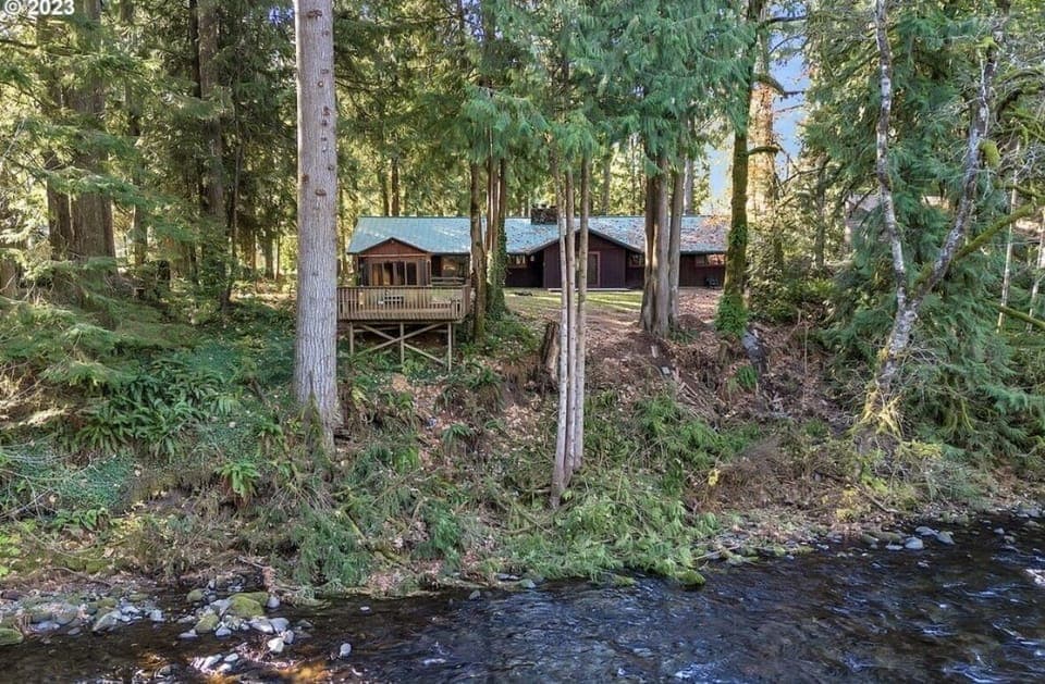 Hot Toddy Hideaway, located in Brightwood, OR on the Salmon River.