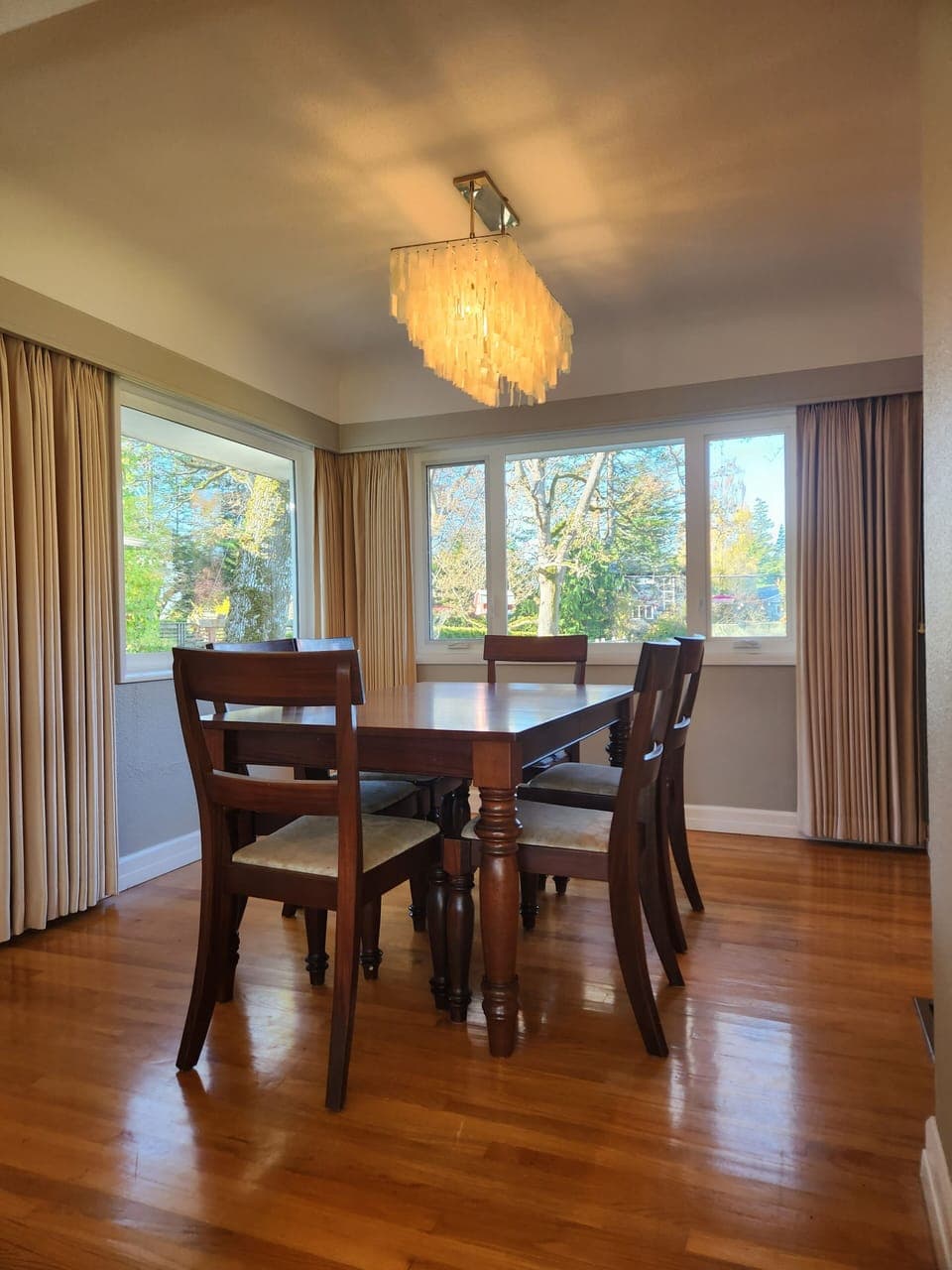 Dining room, seats 6 -10