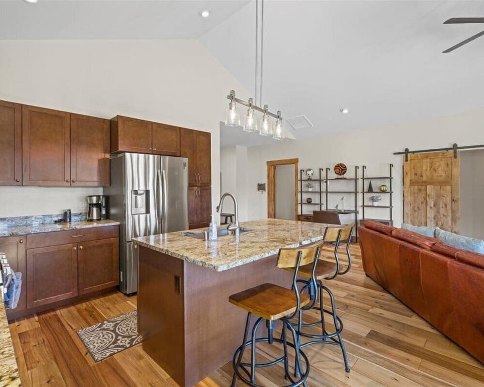 Fully equipped kitchen and dining table that seats 6.