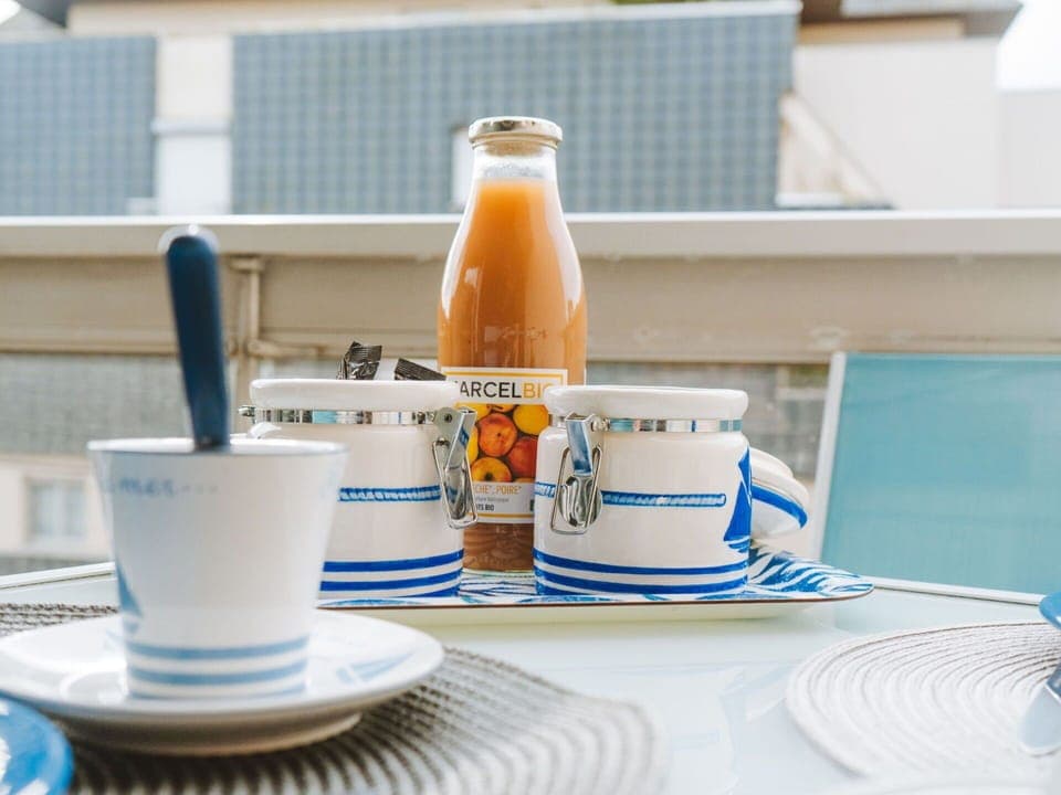 Water, Building, Sky, Daytime, Property, Swimming Pool, Azure, Window, Tower Block, Plant