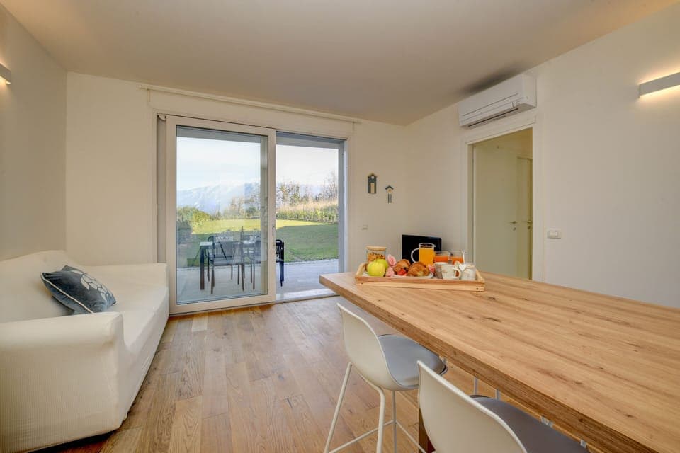 KITCHEN AND LIVING ROOM (4)