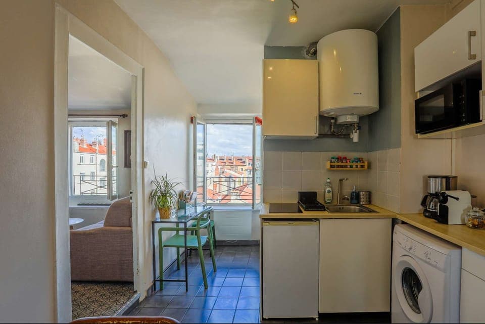 Niché au dernier étage avec ascenseur. Aucun vis à vis