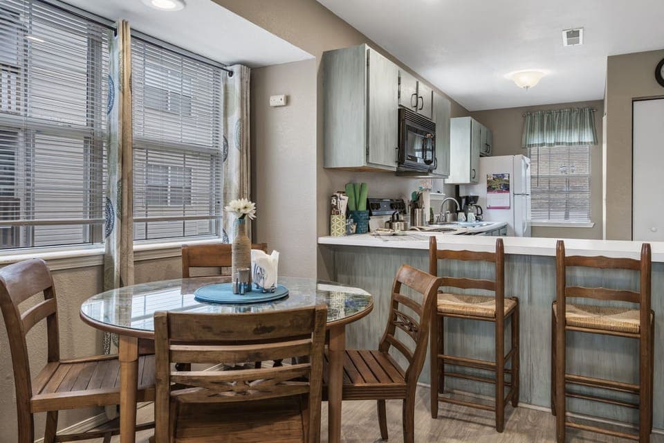 Dining seating for 6 while learning the geography of Table Rock Lake.